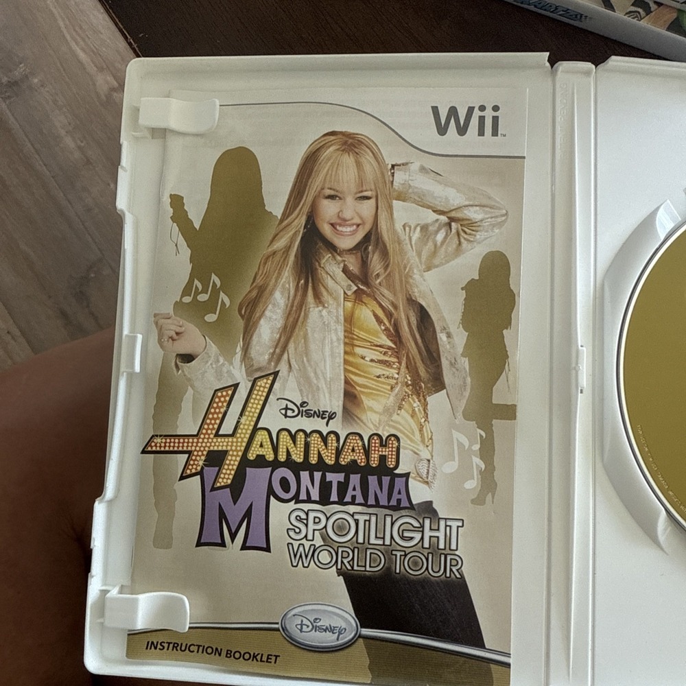 Hannah Montana: Spotlight World Tour (Nintendo Wii) 2007‎ Manual Included - Picture 2 of 6